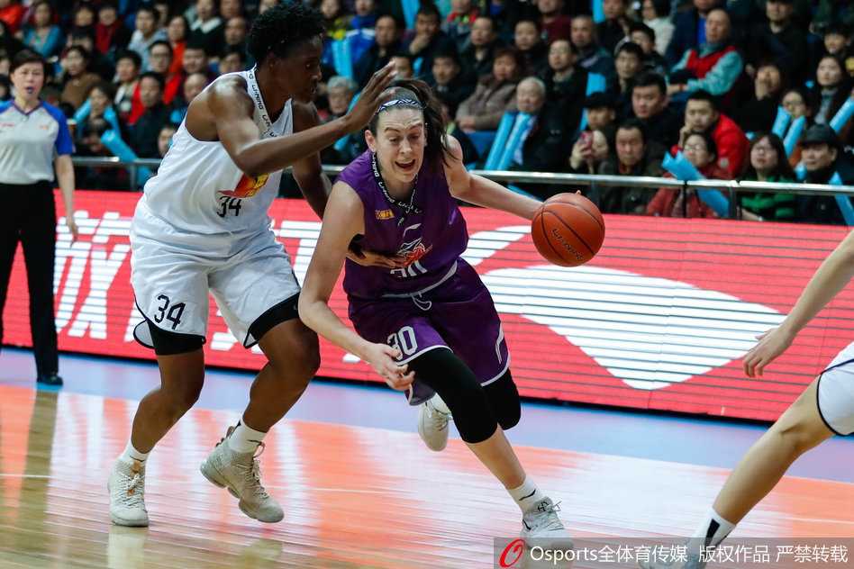 北京外援福尔斯在篮下强攻，她扎实的步伐和强悍的卡位让上海队的内线防守倍感压力。