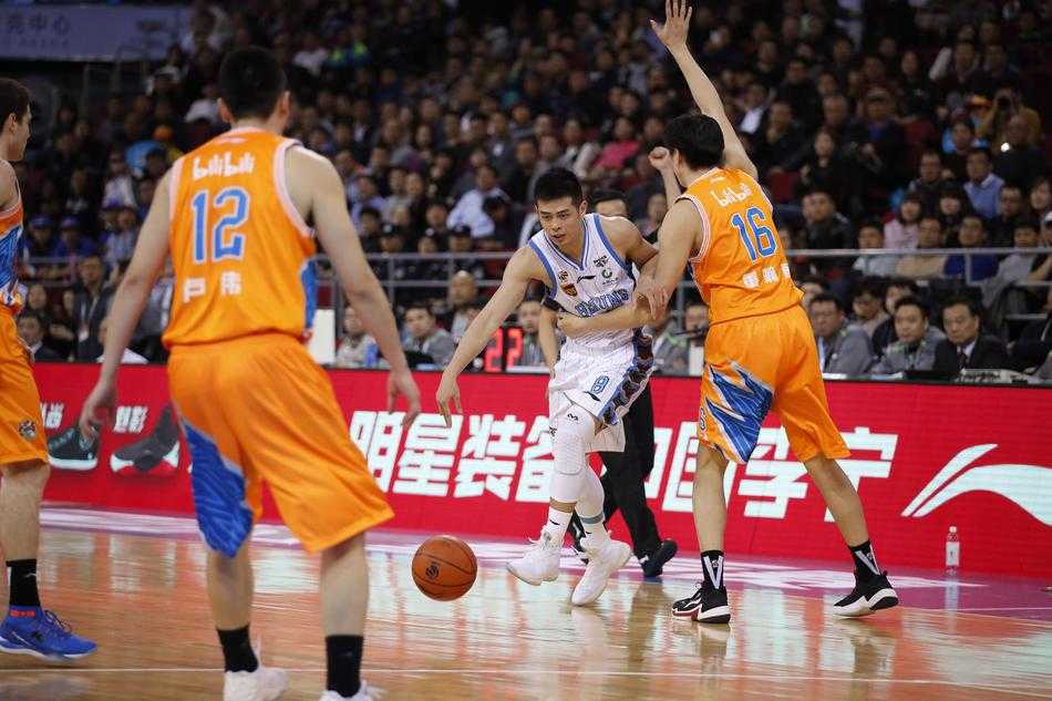 上海队外援明纳拉斯迎着防守干拔跳投，皮球在空中划出一道彩虹，这是他本场火热手感的最佳写照。