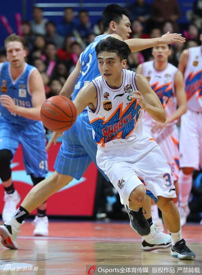 弗雷戴特赛后叉腰低头，汗水滴落在地板上，背景是欢庆的北京队，孤独的身影写满了不甘与落寞。