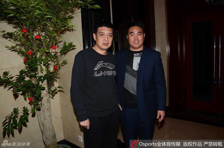 手捧娇艳玫瑰花的张庆鹏被球迷的热情所感染，微笑驻足，认真地为大家在海报上留下签名。