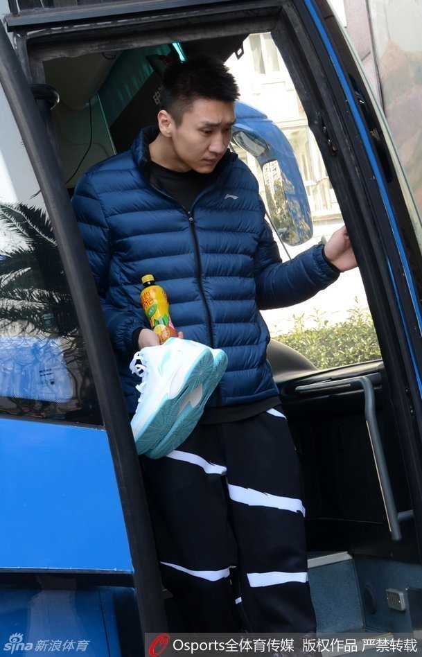 身着一袭黑衣的孙悦神情轻松地走下车厢，举手投足间尽显潇洒，仿佛在宣告一场硬仗即将打响。