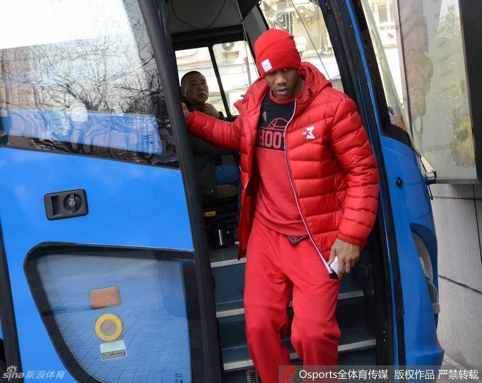 老马眼神坚定地与主教练闵鹿蕾并肩而行，身旁是热情的球迷，这张合影记录下了赛前这一刻的坚毅与温情。