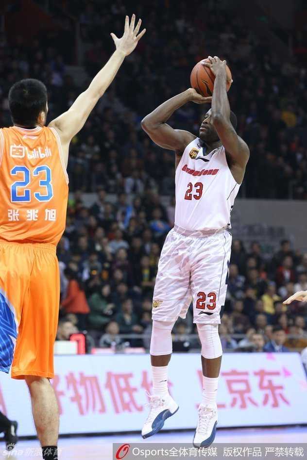 朱芳雨接球后虚晃一枪，随即加速突破，虽然身兼多职，但赛场上的他依旧是对手不敢放空的存在。