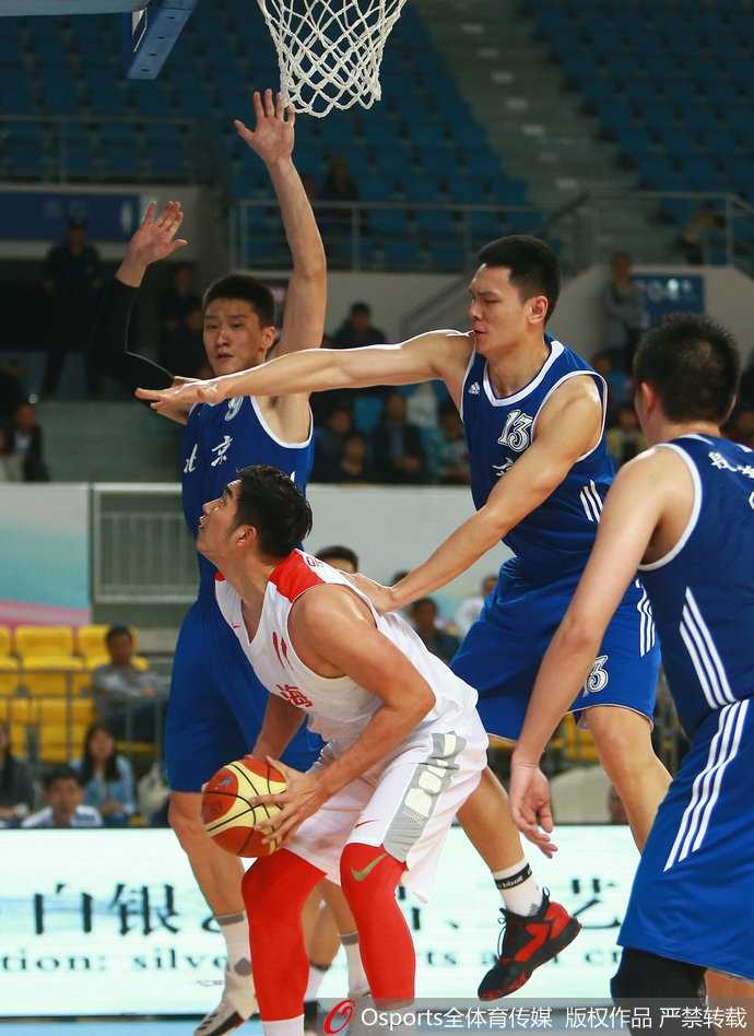孙悦奋力跃起干扰对手投篮，眼神中充满坚毅和不甘，即便比分落后，这位老将也未曾放弃每一次防守，企图用经验筑起最后一道防线。