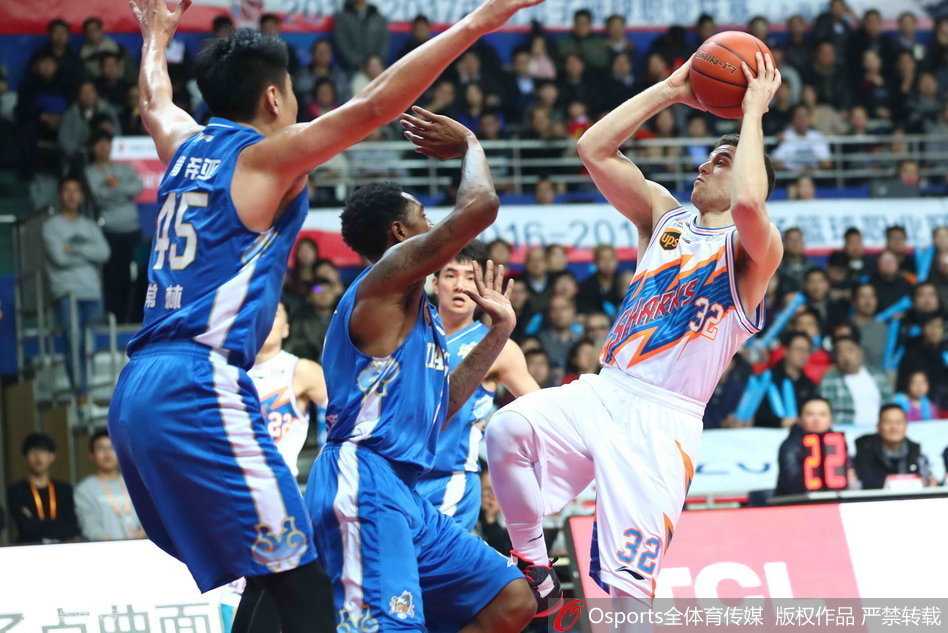 刘晓宇如利刃般持球杀入重围，在对方长臂干扰下依然冷静地寻找着上篮或传球的机会