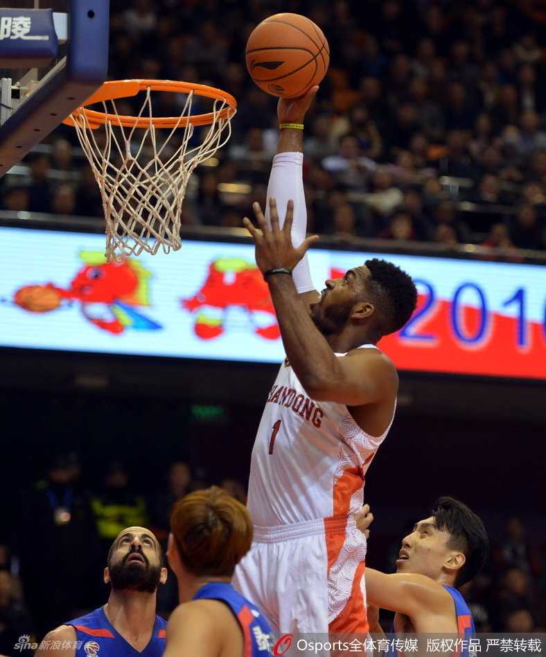 拜克斯持球面对防守，眼神凌厉，连续的运球晃动后即将启动，准备用个人能力撕裂对手防线