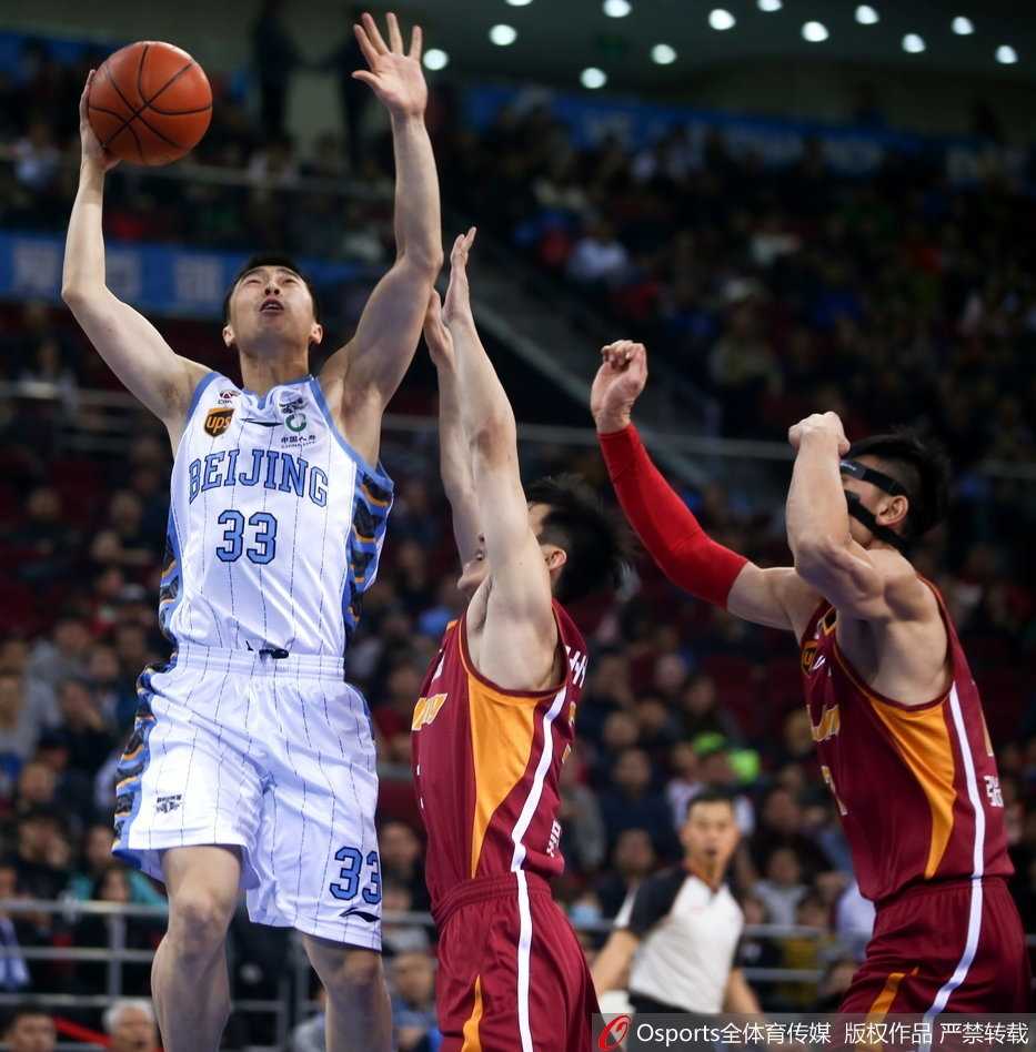 周琦在胡金秋与孙铭徽的包夹之下依然高举高打，试图用身高优势为北京队打开局面，现场气氛剑拔弩张。