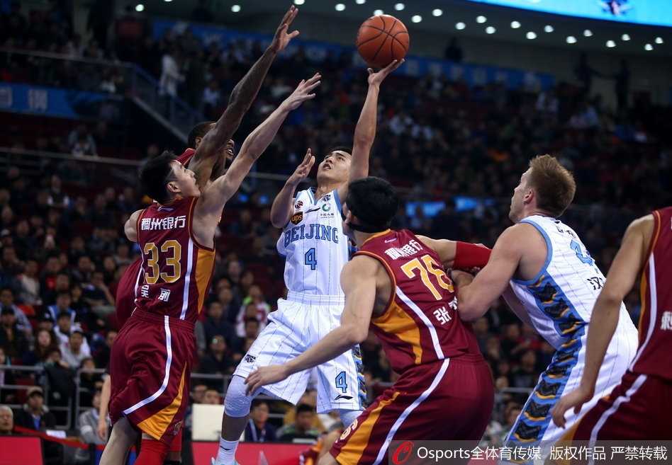 胡金秋在争抢篮板球时展现出强烈的卡位意识，他用身体倚住对手，为浙江队拼下关键的二次进攻机会。