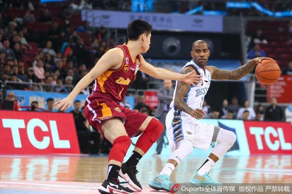 北京北汽球员在激烈的对抗中奋力拼抢，人仰马翻的场面成为本场防守大战的缩影，双方都为了胜利倾其所有。