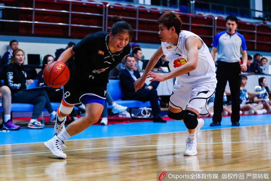 北京众将围成一团激情庆祝，主场大捷的喜悦溢于言表