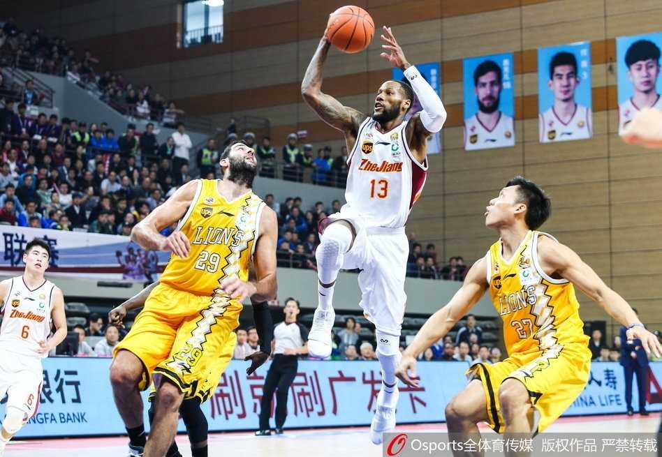 山西队球员飞身扑出场外救球，整个人与广告牌亲密接触，却依然回头望向场内，职业精神令人动容