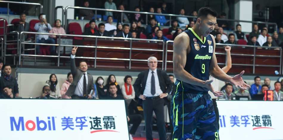 雅尼斯教练在场边激情指挥，双手握拳，面部表情因专注而略显狰狞，他打造的防守体系是球队获胜的基石。