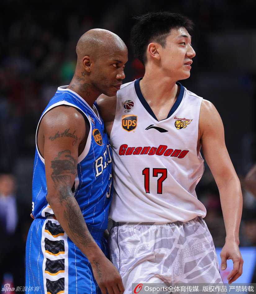 在一片混乱与喧嚣中，主角依然是马布里和杨金蒙，两人在裁判和队友的包围圈里，仍隔着人墙相互怒视，仿佛世界只剩下彼此和这一瞬间的对峙。