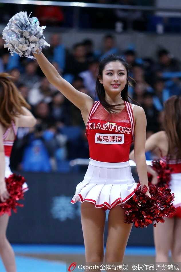 京粤大战烽火连天,篮球宝贝倒立瞬间定格赛场激情 表演结束后,篮球宝贝们向观众席挥手致意,脸上洋溢着满足的笑容。她们不仅是赛场边的装饰,更是用热情和汗水诠释体育精神的表演者,值得每一位观众的尊重与掌声。