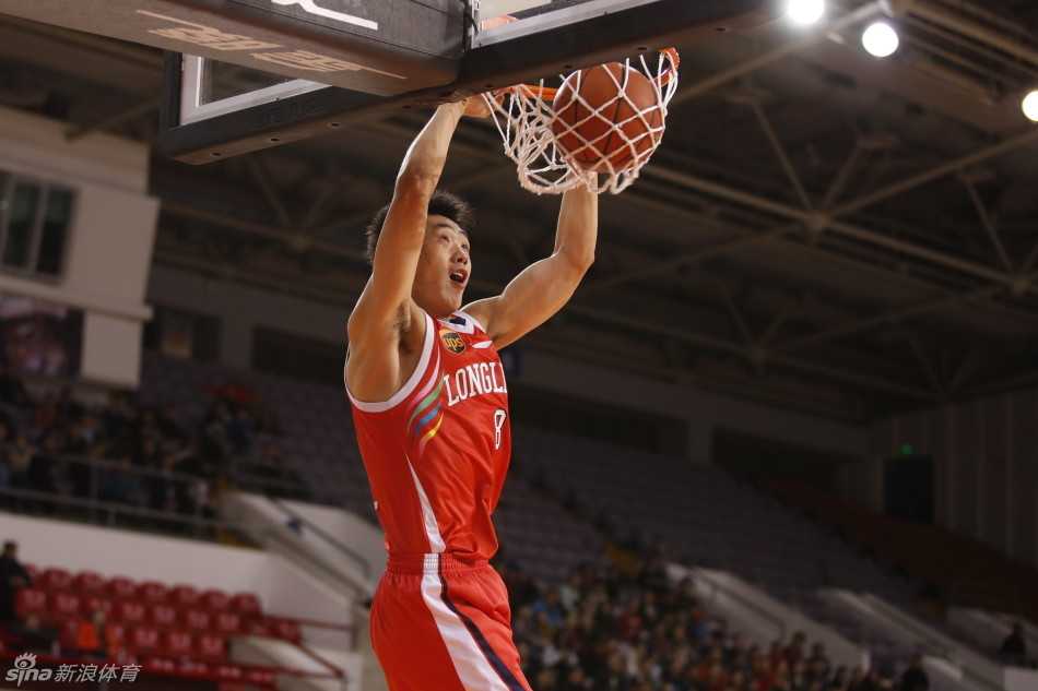 京粤大战烽烟起,易建联致命三罚定乾坤 双方球员在篮下为了球权人仰马翻,广东队任骏飞与北京队球员在地板上展开激烈争夺,眼神中透露出对胜利的极度渴望