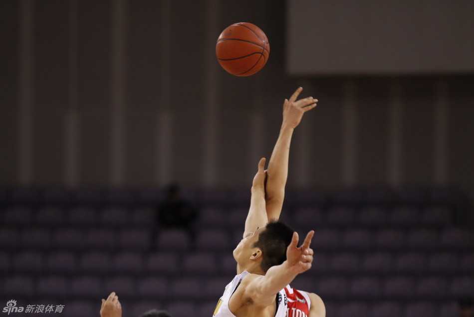京粤大战烽烟起,易建联致命三罚定乾坤 广东队核心易建联在油漆区内高高跃起,手臂完全舒展,以一记遮天蔽日的排球大帽,将对手的上篮狠狠扇出底线