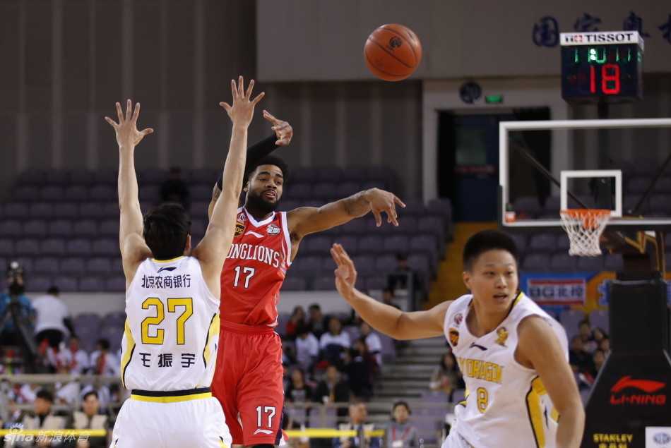 京粤大战烽烟起,易建联致命三罚定乾坤 北京队外援马布里如利刃般杀入内线,面对广东队多人包夹防守悍然起飞,以标志性的反手上篮将球送入篮筐