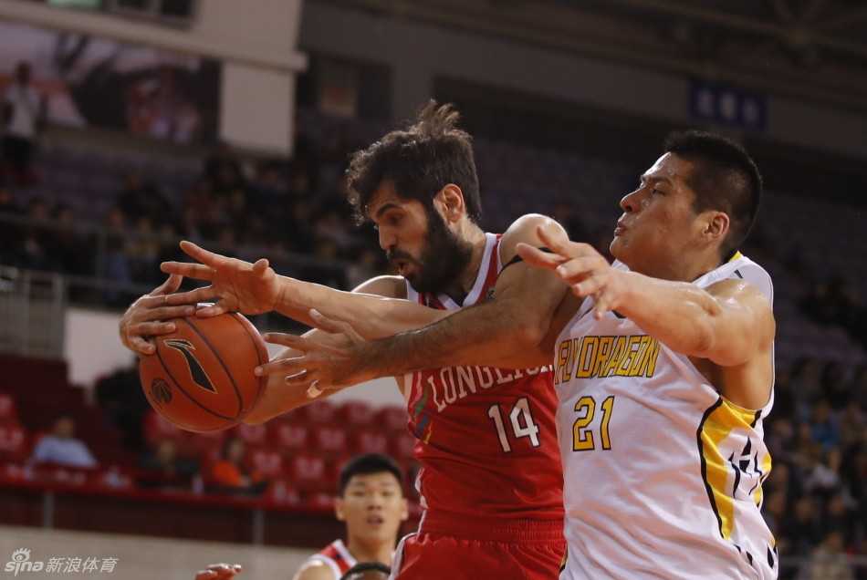 京粤大战烽烟起,易建联致命三罚定乾坤 北京队球员在马布里面前命中关键投篮后,替补席陷入疯狂,众人挥舞毛巾激情庆祝这来之不易的精彩瞬间