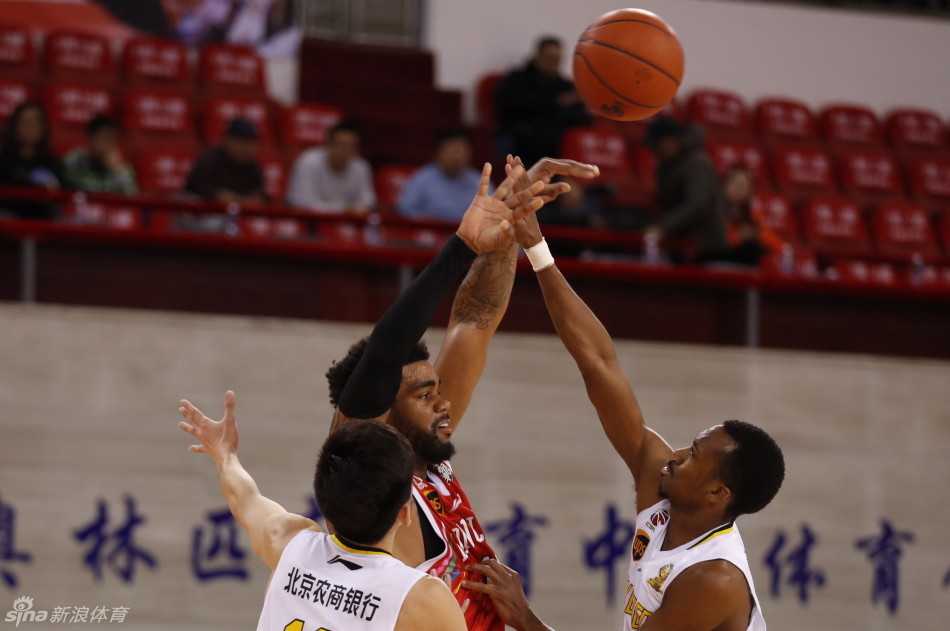 京粤大战烽烟起,易建联致命三罚定乾坤 广东队外援布泽尔抢下后场篮板后独自运球穿越全场,无视防守球员,腾空而起完成单手劈扣,尽显暴力美学