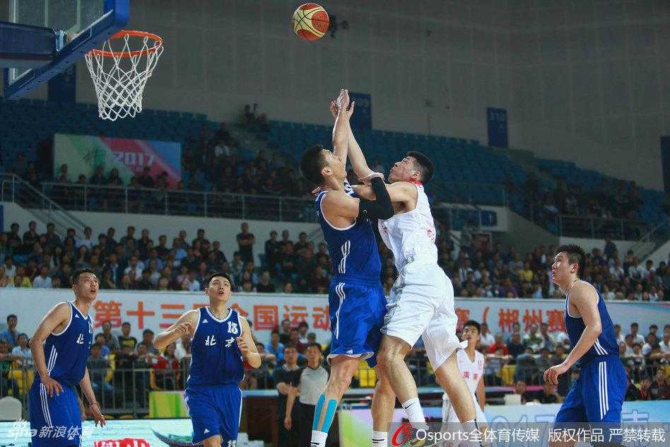 周鹏持球强行突破，利用经验卡住防守位置，高举高打杀向内线完成终结。