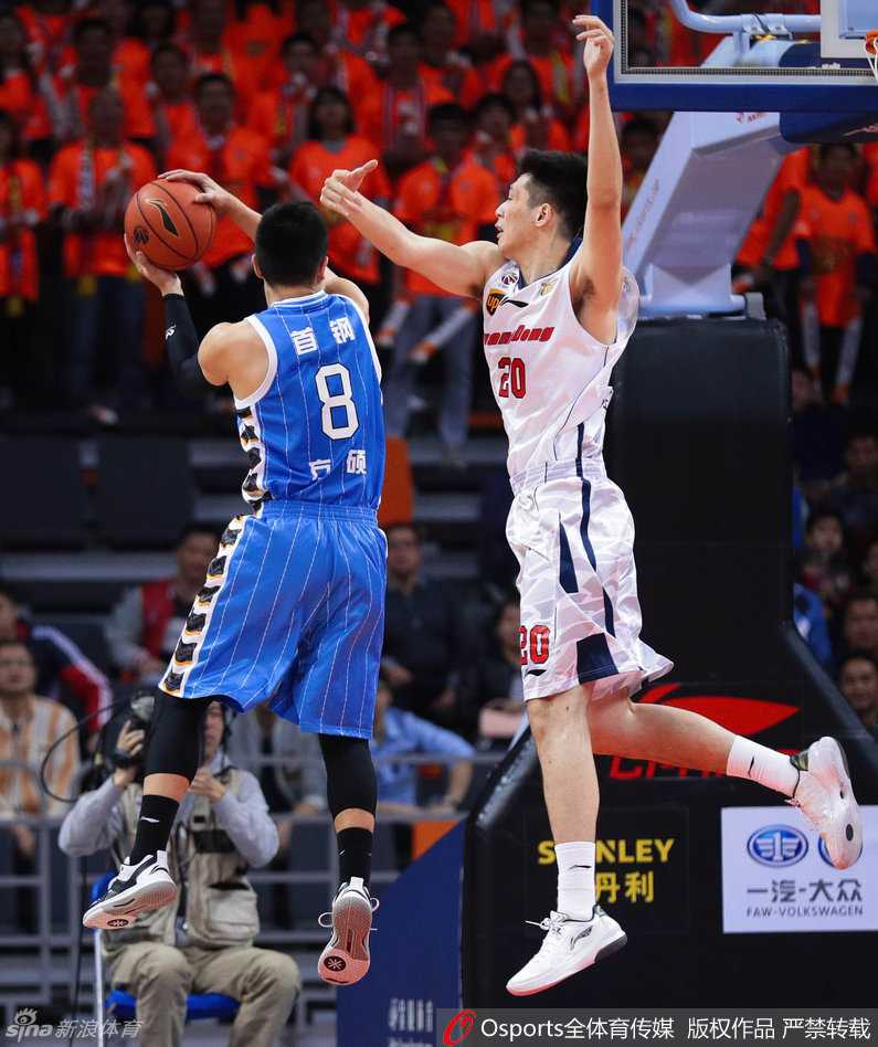 京粤大战经典瞬间:马布里单挑易建联,那些年燃烧的CBA烽火 易建联与周鹏在对手禁区形成双鬼拍门之势,两人奋力卡住身位,联手拼抢进攻篮板,展现了广东宏远钢铁防线下的团队默契。