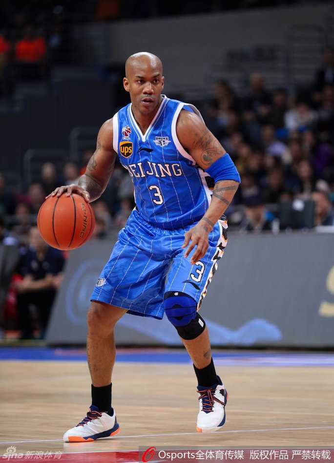 京粤大战经典瞬间:马布里单挑易建联,那些年燃烧的CBA烽火 广东替补席上,主帅杜锋神情严峻地注视着场内,他丰富的肢体语言和经典表情,成为了场边一道独特的风景线,映射出比赛的紧张激烈。