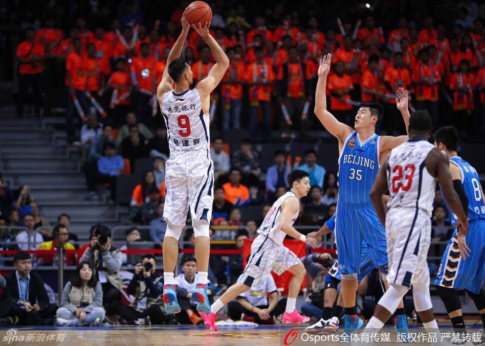 在一次激烈的篮下争夺中，易建联与对方外援马布里同时起跳争抢球权，两人肌肉紧绷，双手交织在一起，火药味十足。