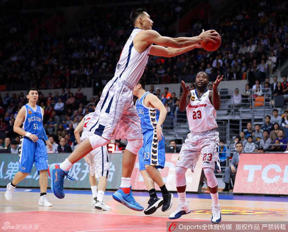 京粤大战经典瞬间:马布里单挑易建联,那些年燃烧的CBA烽火 广东领袖易建联在吉林内线群中奋力跃起,以一记势大力沉的单手劈扣终结进攻,展现了其作为CBA第一人的绝对统治力。