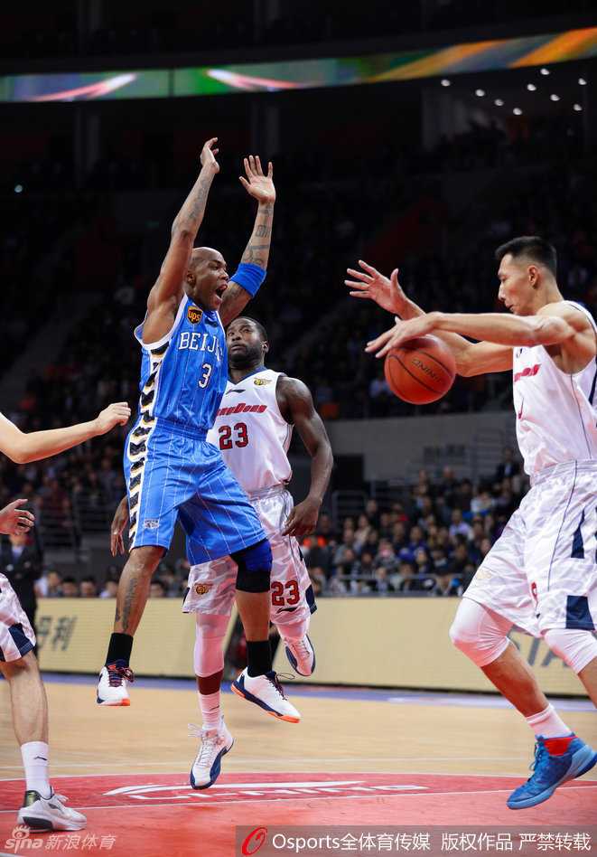 京粤大战经典瞬间:马布里单挑易建联,那些年燃烧的CBA烽火 北控外援马布里在广东防线中强行突破,尽管遭遇三人合围,他依然凭借核心力量将球高高抛起,眼神中透露出对胜利的无限渴望。