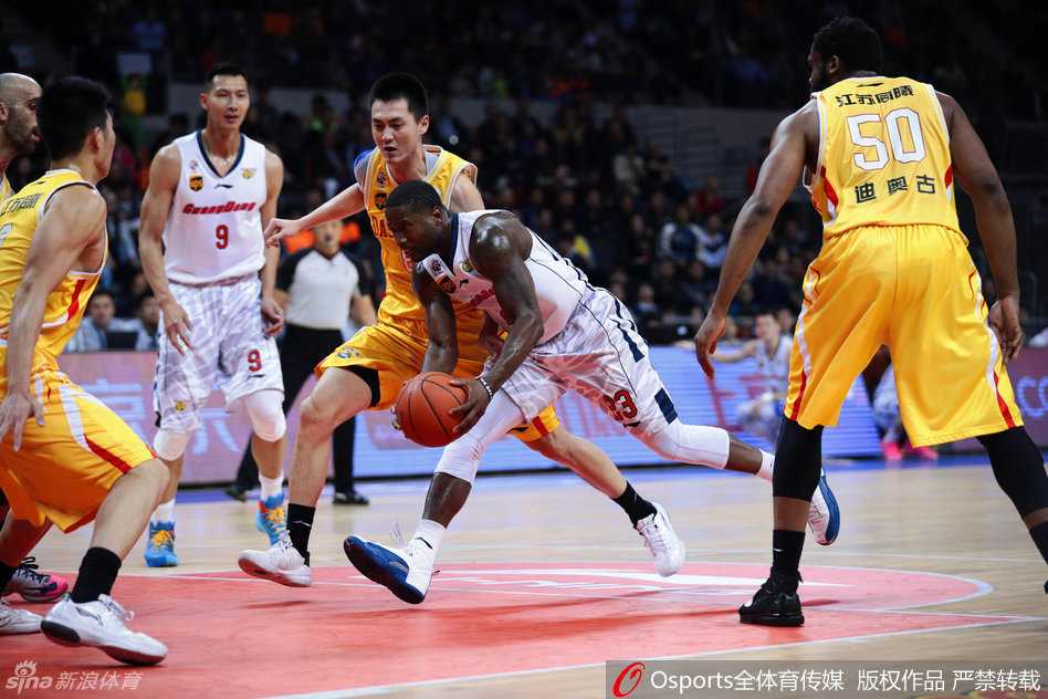 京粤疆场烽烟起 华南虎将峥嵘岁月稠 斯隆如闪电般撕裂防线,运球疾速突破重围,浑身杀气直捣黄龙,令协防球员望尘莫及。