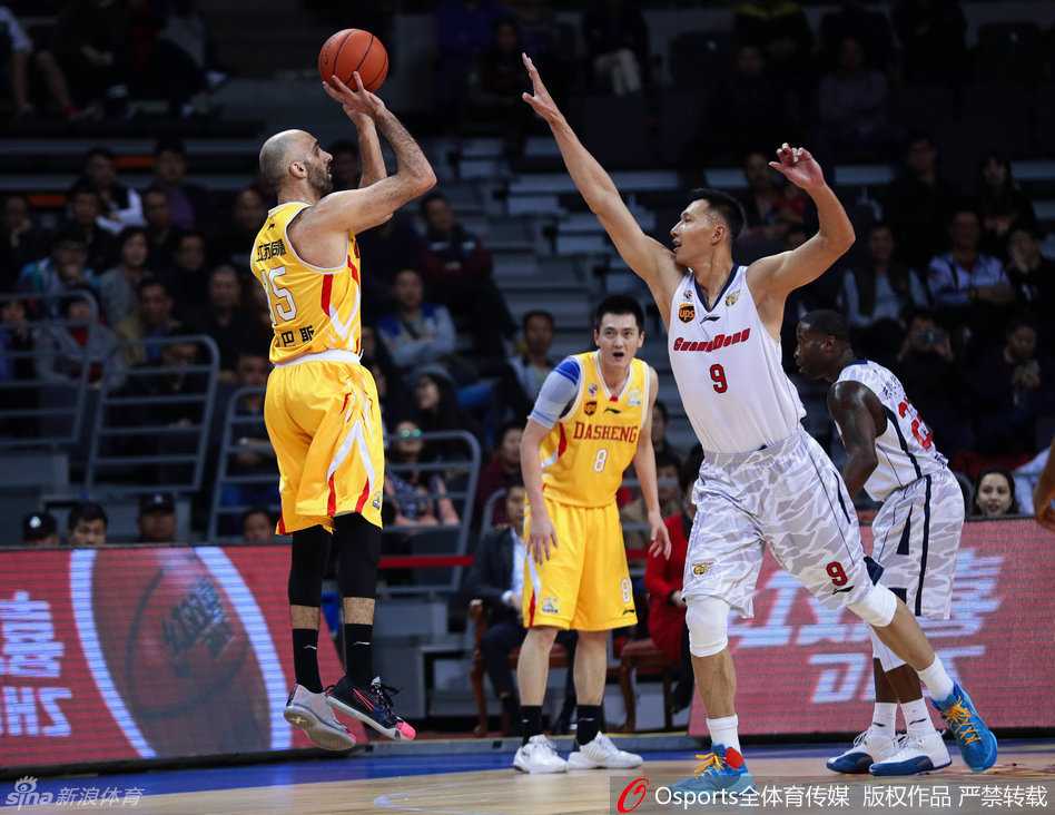 京粤疆场烽烟起 华南虎将峥嵘岁月稠 迪奥古在肌肉丛林中高高跃起,双手如铁钳般紧紧抓住篮板,滞空瞬间展现出惊人的核心力量,强硬的姿态宣告着对内线禁区的绝对主权。