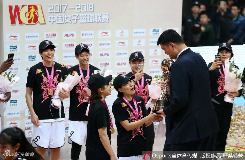 动人的旋律中，女篮姑娘们手拉手向看台上的球迷鞠躬致意，身后的大屏幕上播放着赛季的精彩集锦。歌声与掌声交汇，绘就一幅属于冠军与城市的温情画卷。