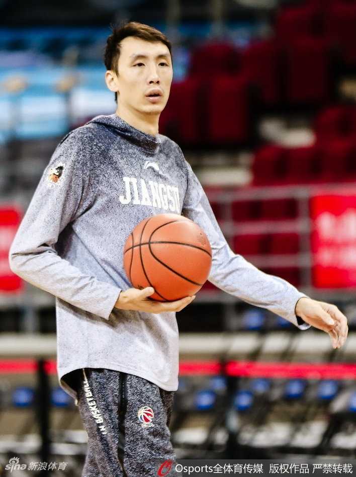 夕阳透过球馆高窗洒在地板上，一名肯帝亚球员独自加练投篮。他的身影被拉得很长，专注的神情仿佛已经听不到周围的一切，眼中只有那静待旋转的篮球。