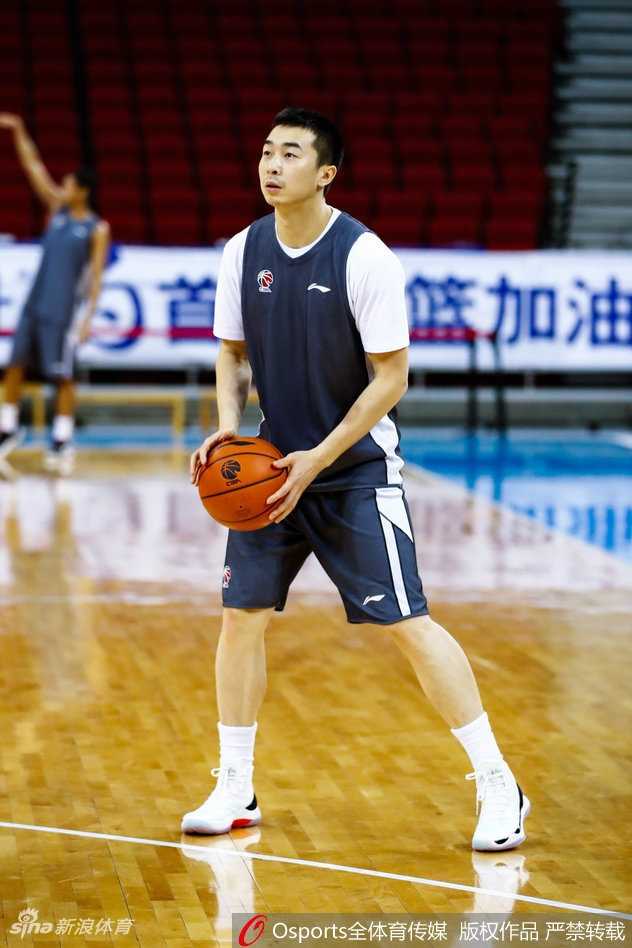 方硕跳投出手，篮球在空中划出完美弧线，训练馆的灯光聚焦于此