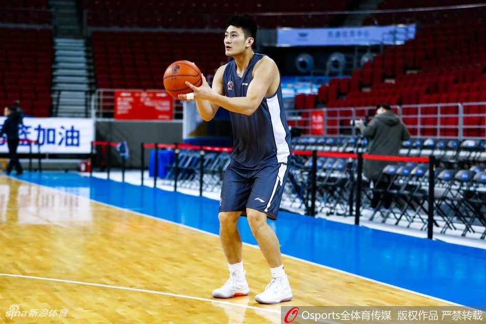 方硕与翟晓川并肩拉伸，训练场上的谈笑风生映衬出深厚的兄弟情谊