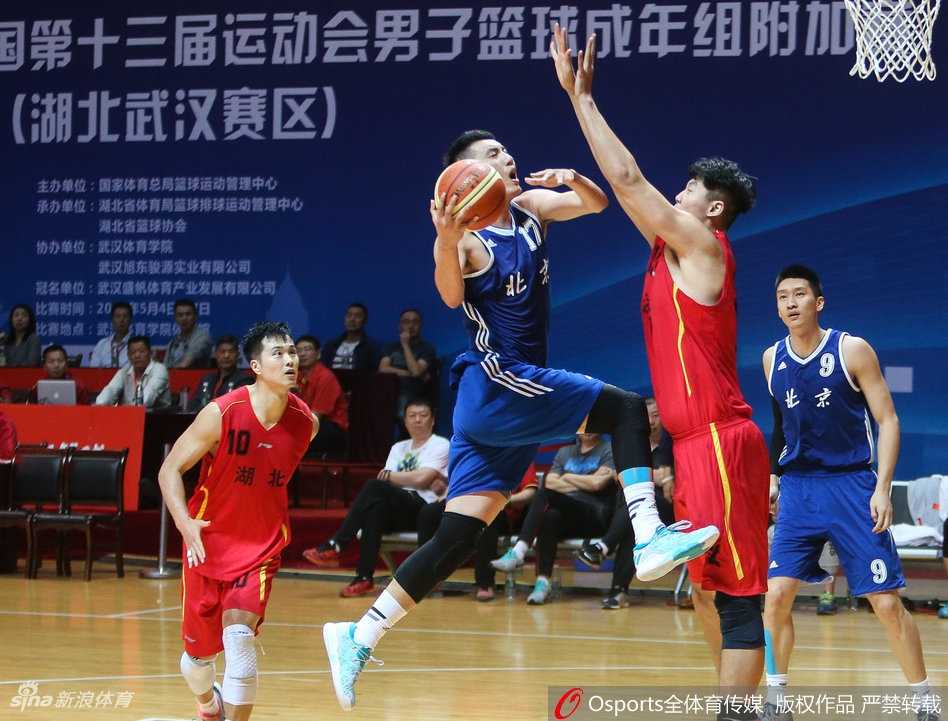 翟晓川在湖北队内线群中强行起飞，空中对抗后以不可思议的角度将球送入篮筐，展现强大核心力量