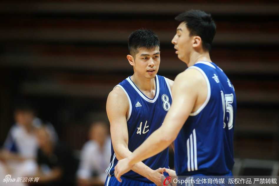 方硕眼眶泛红与队友击掌庆祝，赛后他眼眶受伤流血，但此刻他昂首挺胸，享受着这场用血汗换来的胜利