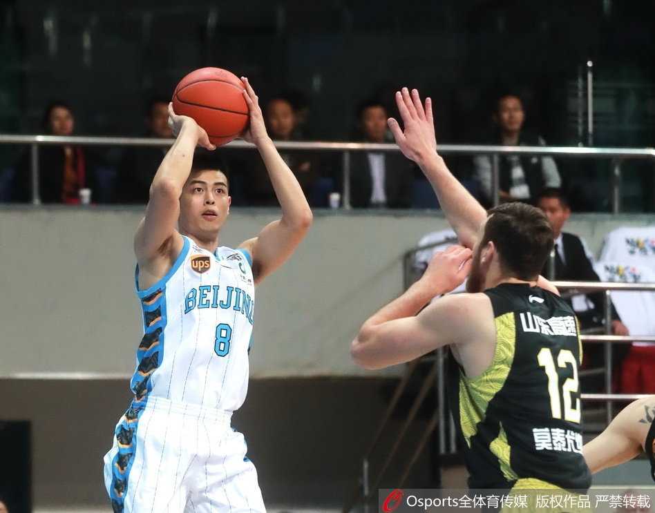 王骁辉今晚化身冷面杀手，三分线外张手就有，全场三分球4投全中，弹无虚发，让北京队始终保有获胜希望。