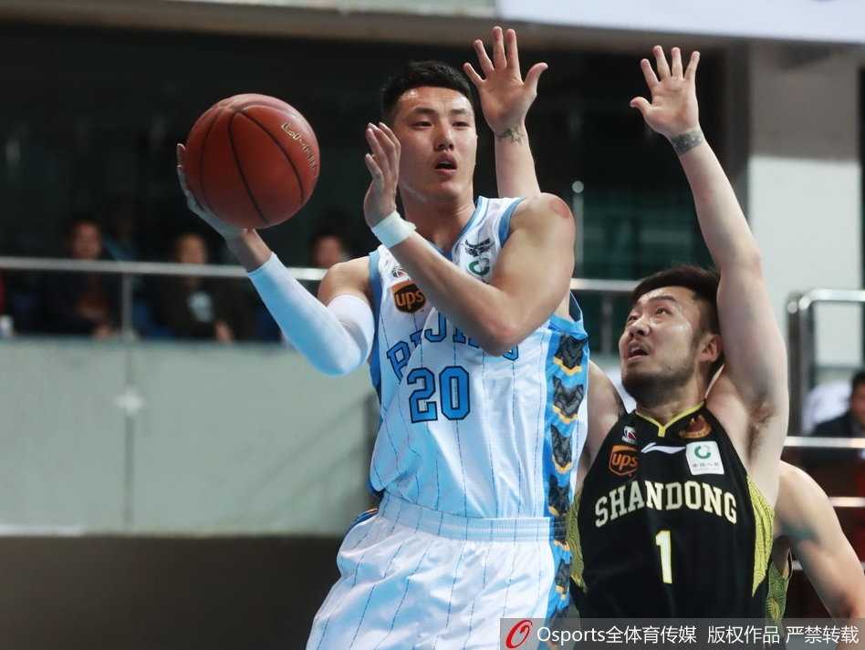 面对山东队的严密防守，北京队长翟晓川毫无惧色，强行突破上篮，眼神里写满了必胜的决心。