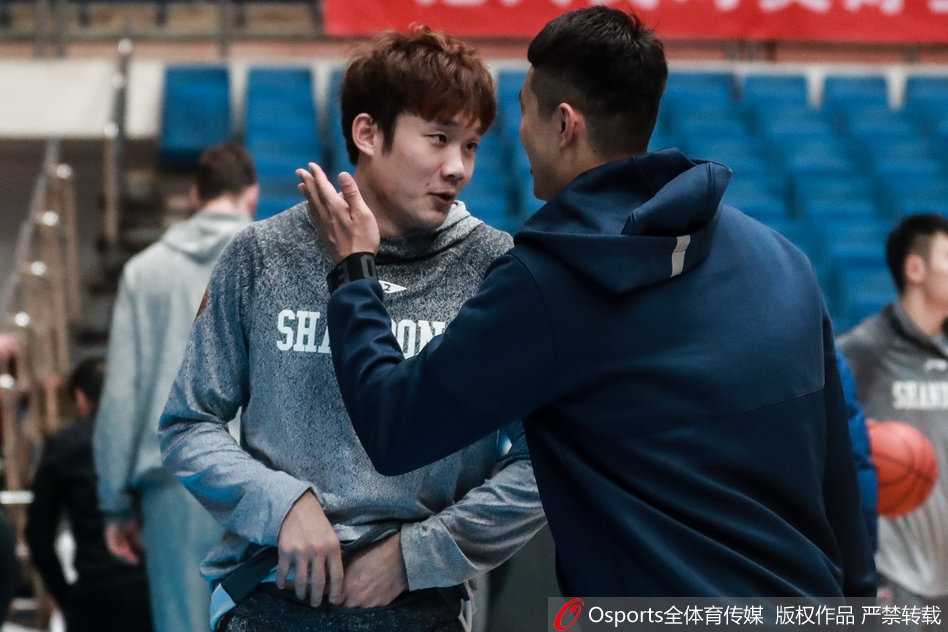 训练场上的温馨一幕，翟晓川与丁彦雨航互相打闹，眼神中满是笑意