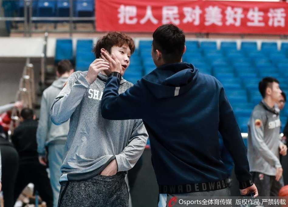 训练间隙，两人并肩而坐，翟晓川将头靠在丁彦雨航肩上，尽显依赖