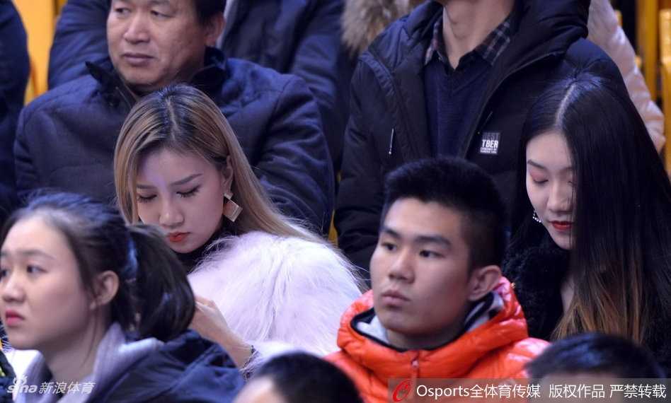 几位青春靓丽的女生聚在一起，身穿山东队球衣，她们面带微笑，眼神中透露出对球队满满的信心和热爱。