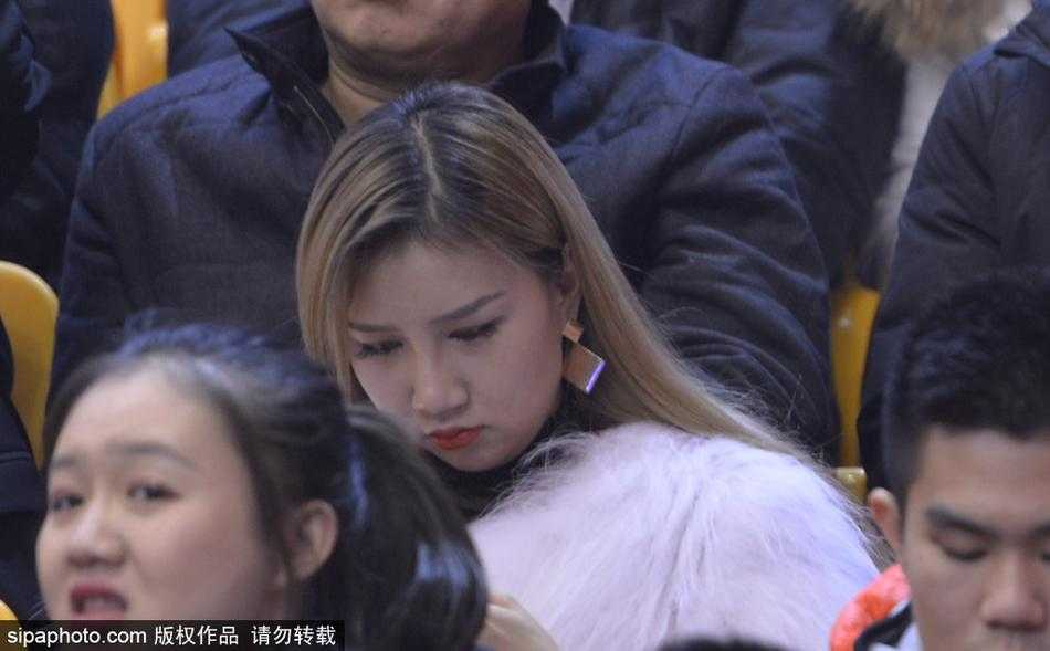 在人群攒动的看台上，一名穿着休闲运动装的女球迷被精彩的比赛逗笑，她不经意间露出的灿烂笑容如冬日暖阳，恰好被相机定格，成为这场硬仗中最温柔的花絮。