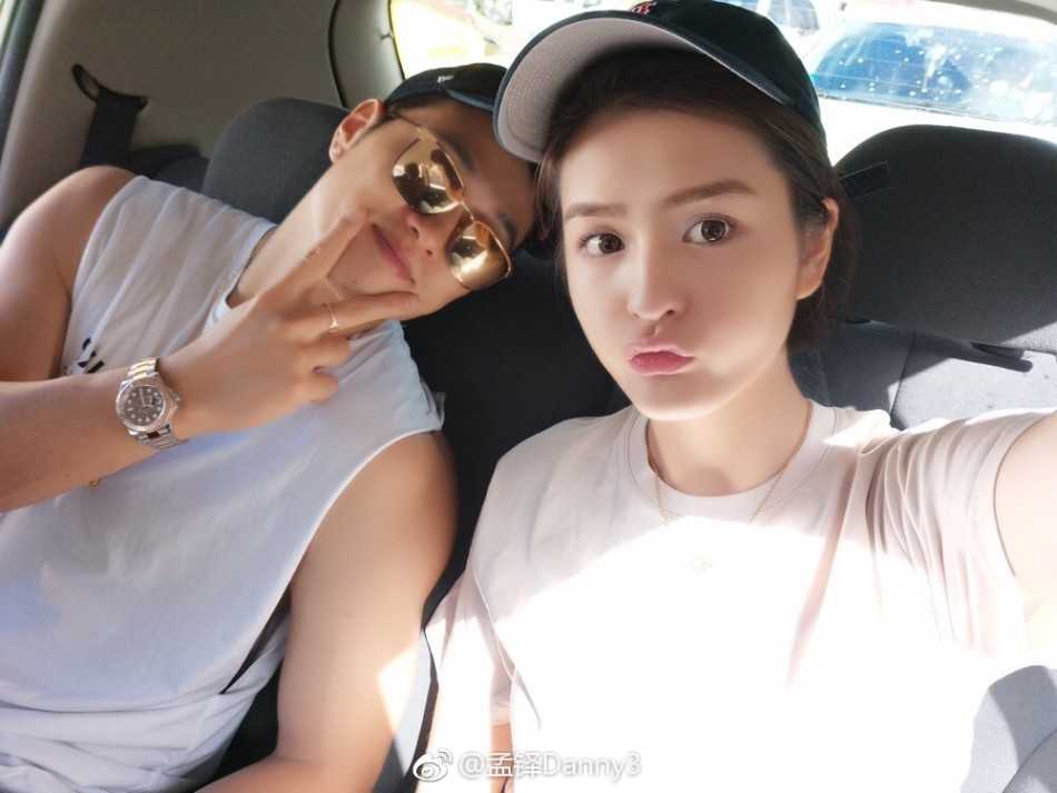 孟铎在微博上首次公开恋情，他与女友笑容灿烂，甜蜜依偎，开启了属于他们的幸福序章。