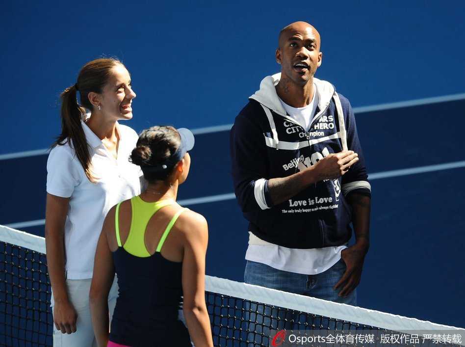 马布里身穿蓝色长袍站在相声舞台上，虽然语言不通，但那份融入中国文化的喜悦溢于言表。