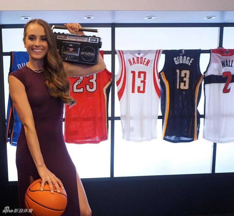 瑞秋身着休闲运动装，回眸瞬间，阳光洒在她洋溢着自信笑容的脸庞上，仿佛定格了篮球场边最美好的时光。