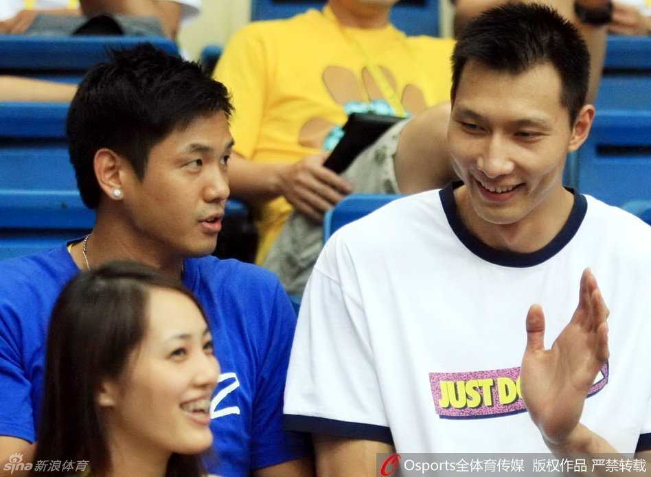 盛装出席活动的王棠云展现了与球场边截然不同的时尚魅力，她身着优雅长裙，搭配精致妆容，举手投足间散发出自信与从容