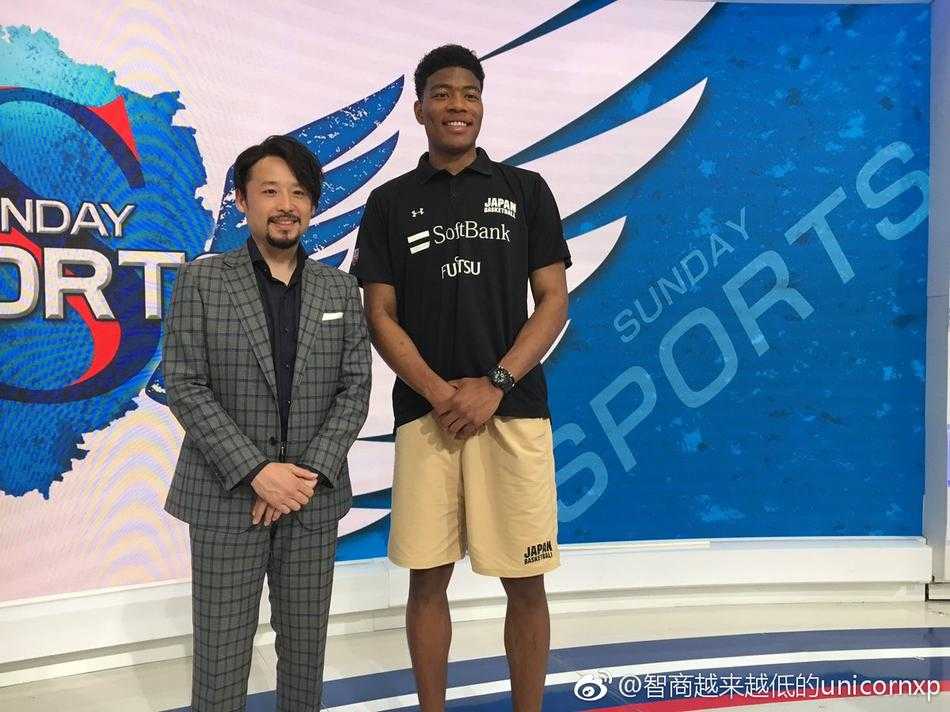 从富山走出的混血前锋:八村塁与他的领路人田卧勇太 镜头前的八村塁咧嘴笑得像个大男孩,露出洁白的牙齿,眼神中透露出被NBA选中后的惊喜与对未来的无限憧憬。