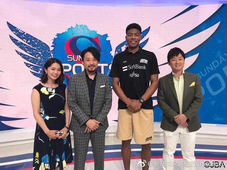 从富山走出的混血前锋:八村塁与他的领路人田卧勇太 身披日本国家队23号球衣的八村塁在赛场上持球突破,身姿矫健,如同一位挥舞着旗帜的将军,带领日本篮球冲锋陷阵。