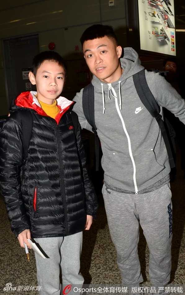 在机场的喧嚣中，李学林耐心地配合完最后一位球迷的合影，神情淡然，仿佛在品味着这座城市留给他的回忆。